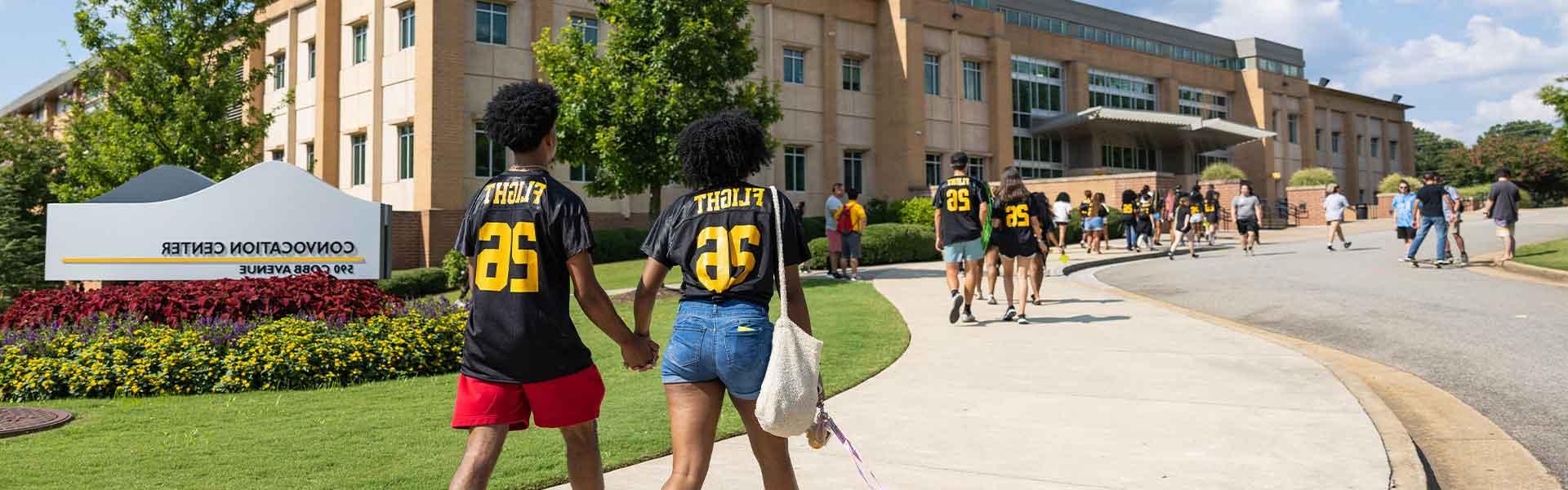 正规博彩十大网站排名 flight 26 students walking to the convocation center.